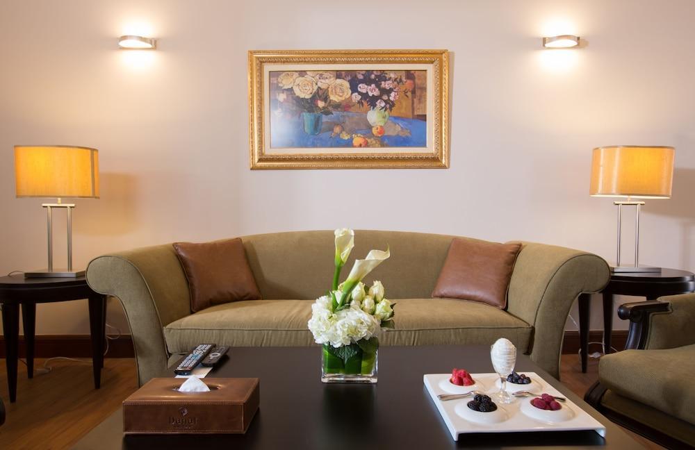 دانات منتجع العين المظهر الخارجي الصورة A living room at the hotel