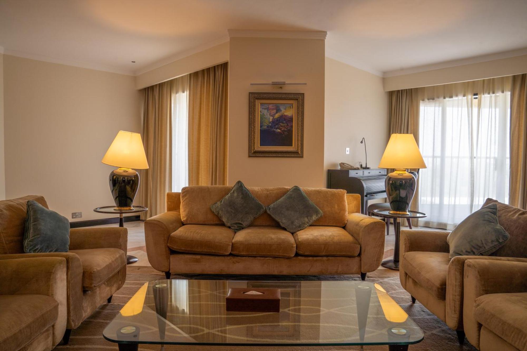 دانات منتجع العين المظهر الخارجي الصورة A living room in a suite at the hotel