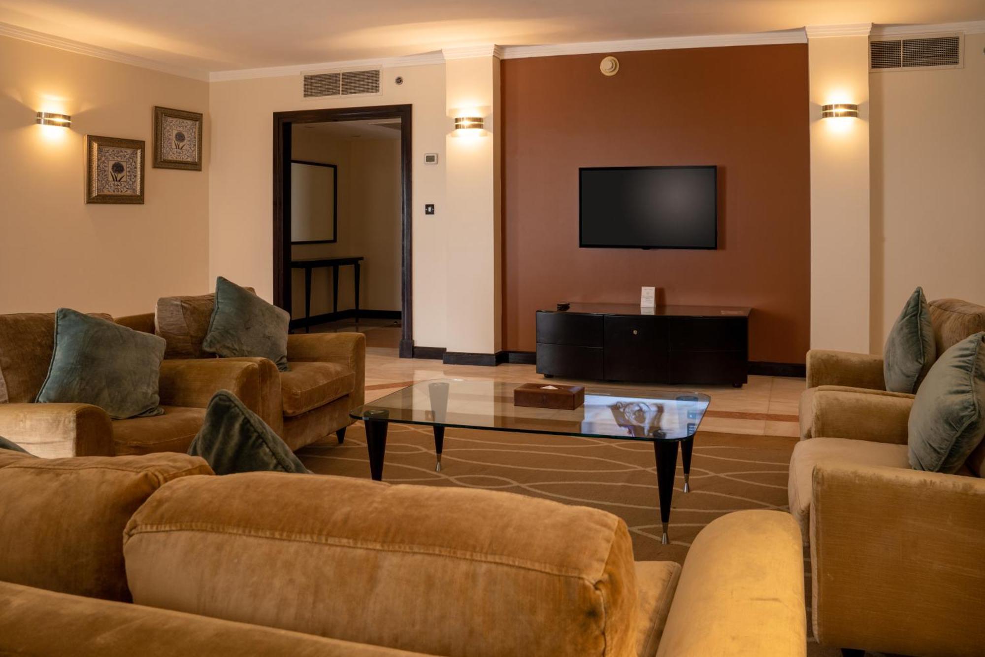دانات منتجع العين المظهر الخارجي الصورة A living room in a suite at the Taj Mahal Palace, Mumbai