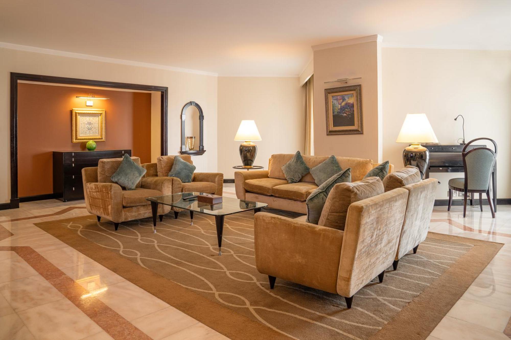 دانات منتجع العين المظهر الخارجي الصورة A living room in a suite at the Jumeirah Emirates Towers Hotel