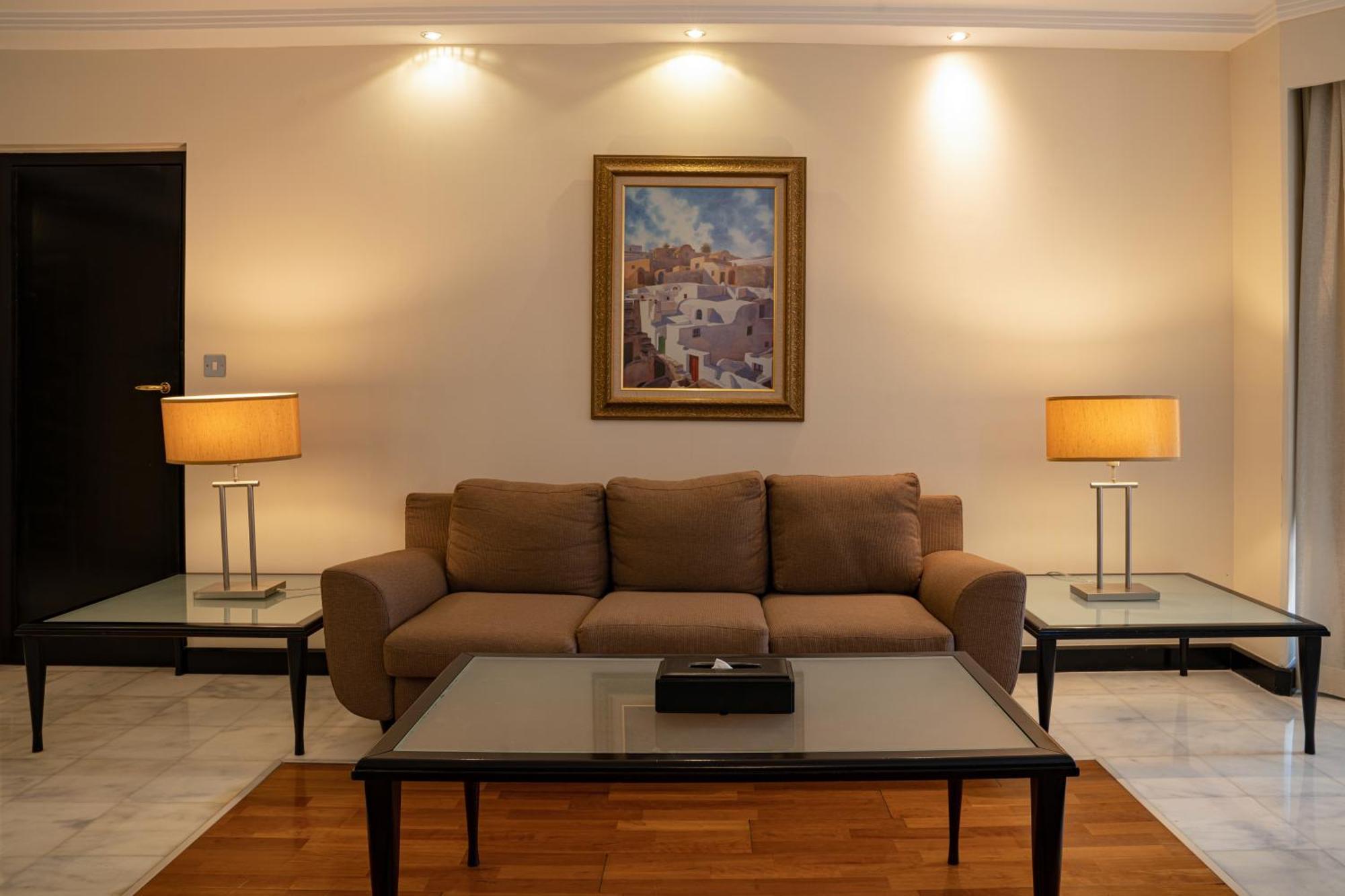 دانات منتجع العين المظهر الخارجي الصورة A living room with a sofa