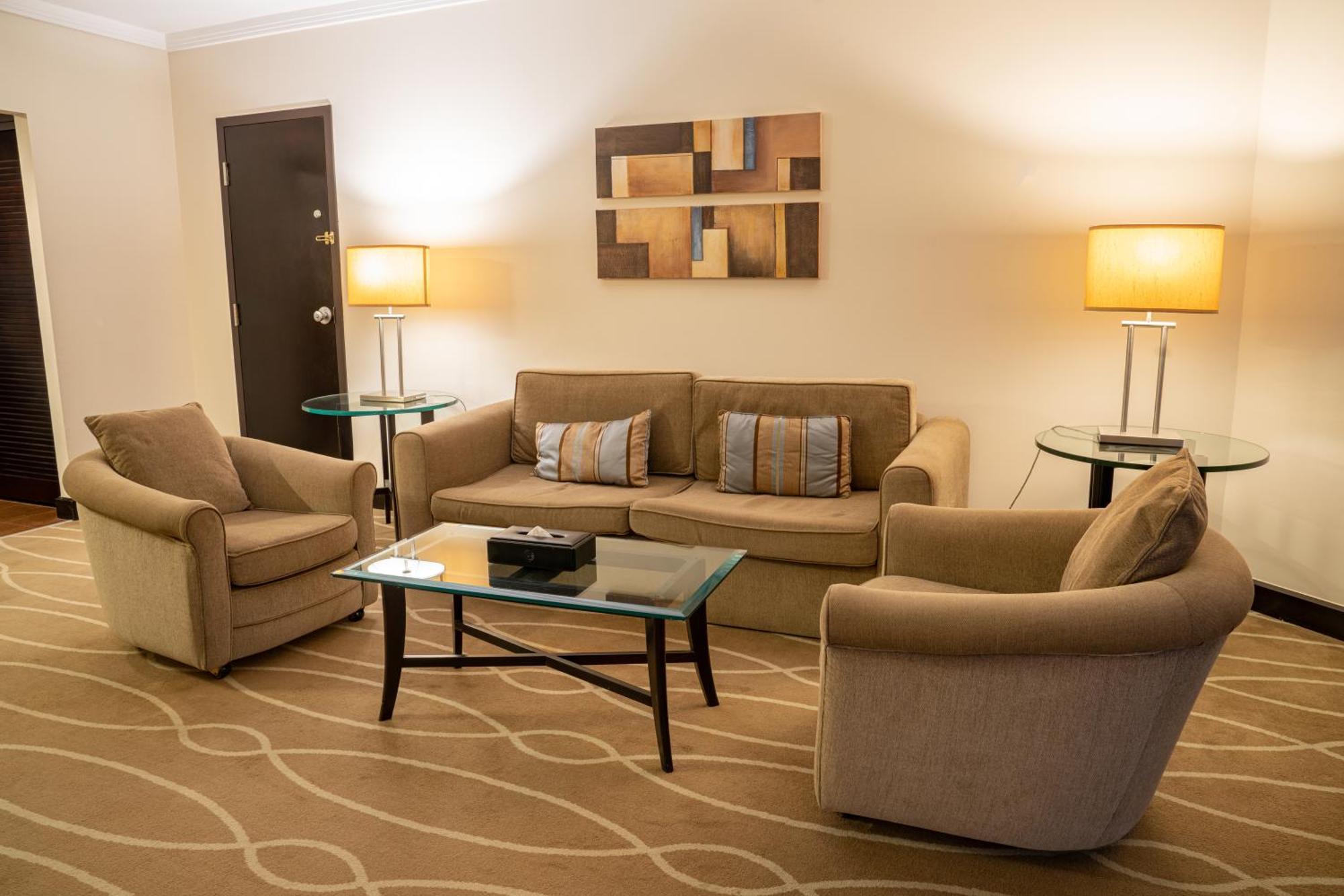 دانات منتجع العين المظهر الخارجي الصورة A living room in a suite at the Fairmont
