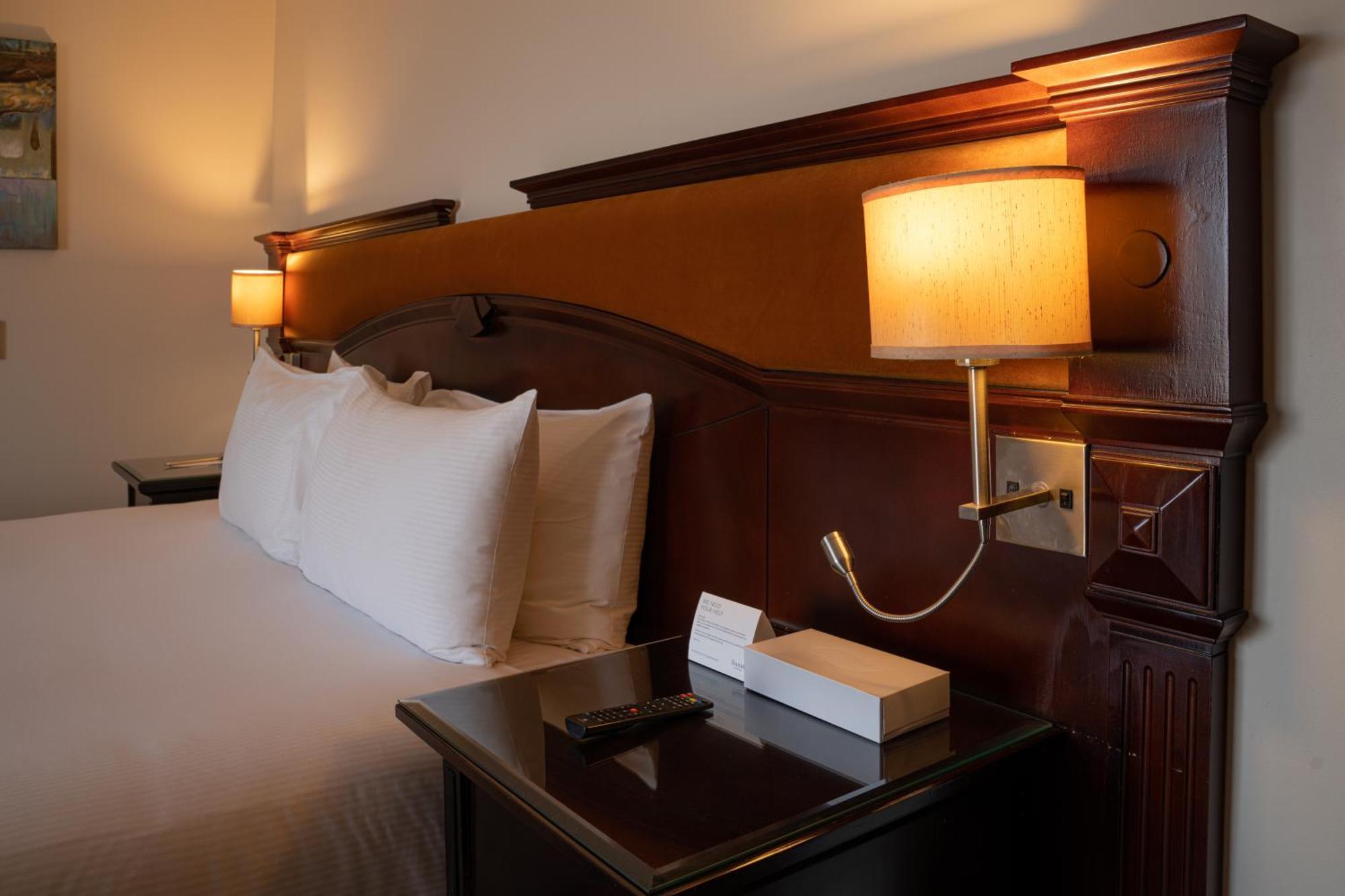 دانات منتجع العين المظهر الخارجي الصورة A bedside table