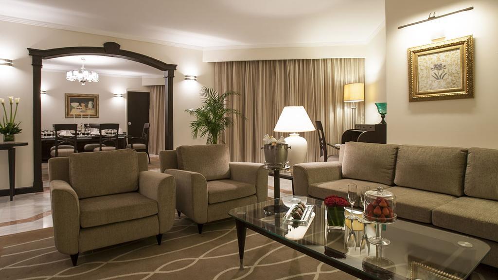 دانات منتجع العين المظهر الخارجي الصورة A living room in a suite at the Taj Mahal Palace, Mumbai