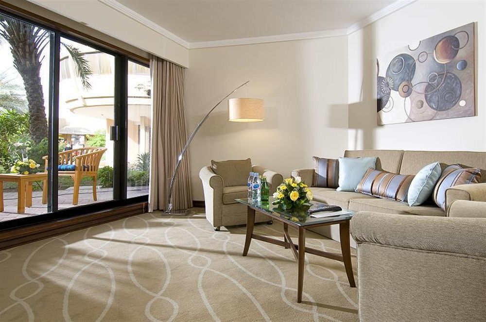 دانات منتجع العين المظهر الخارجي الصورة A living room at the Four Seasons Hotel, Cairo